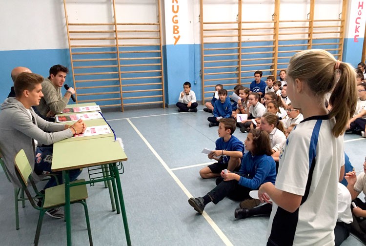 Lopito, Corpas y Rivera visitan a los escolares del San Joaquín de Linares