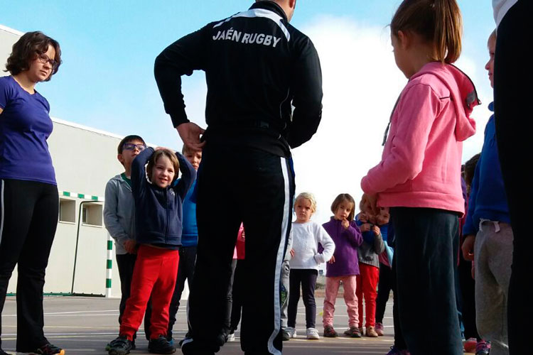 Miembros del Jaén RC dan una clase teórico-práctica de rugby a alumnos del CEIP Gloria Fuertes