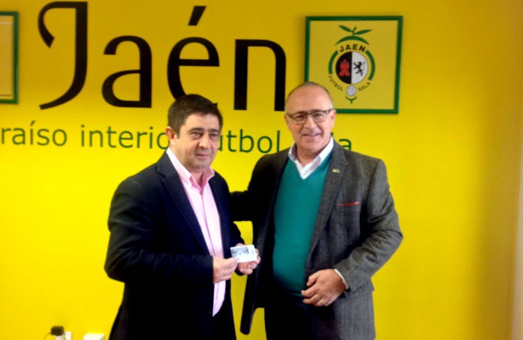 Francisco Reyes recoge su carnet de socio del Jaén Paraíso Interior FS