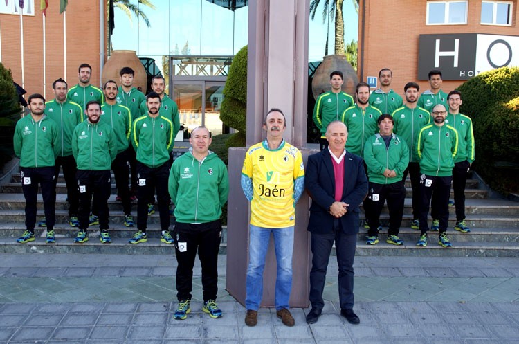 Santi Rodríguez recibe su carnet de Socio de Honor del Jaén FS