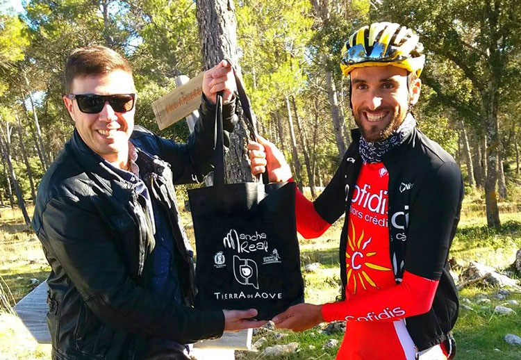 El cliclista Luis Ángel Maté visita Mancha Real para examinar la Vuelta a Andalucía