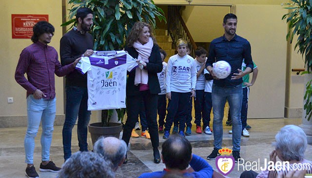 Orbegozo, Bardanca y Víctor Andrés, junto a los alevines del Real Jaén, visitan la residencia Condes de Corbull