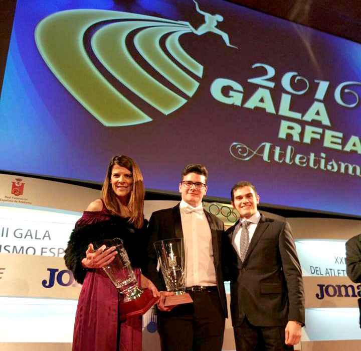 Alberto González recibió el premio al mejor atleta Júnior masculino 2016
