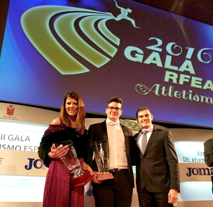 Alberto González recibió el premio al mejor atleta Júnior masculino 2016