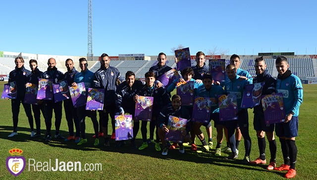 Los jugadores del Real Jaén reciben el calendario 2017 de Coca-Cola