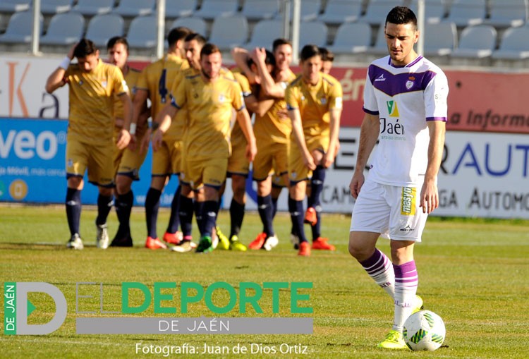 El Real Jaén no logra despertarse de la pesadilla inicial ante el Recre