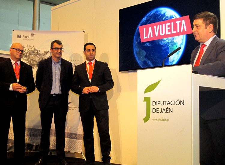 Reyes expone en Fitur los beneficios del paso de La Vuelta por la provincia