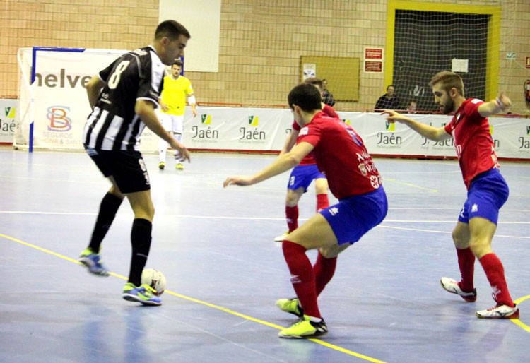 El Atlético Mengíbar golea al Tenerife y sigue pegado a la zona alta