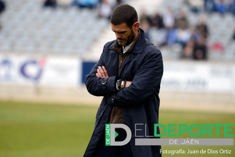 Ramón Tejada salió escoltado de La Victoria por la Policía Nacional tras la derrota ante El Ejido