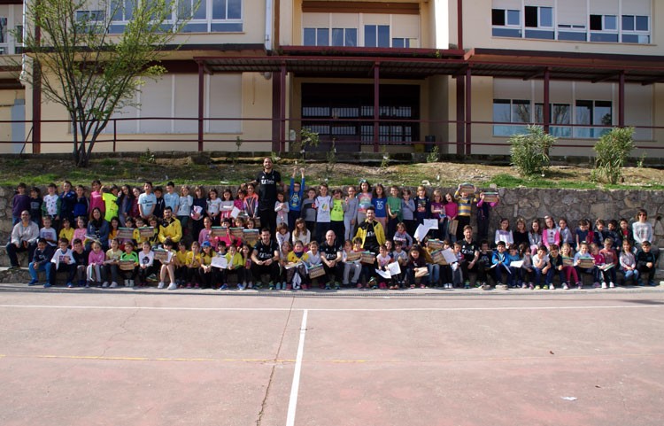 Jugadores del Jaén Paraíso Interior visitan el CEIP Alfredo Cazabán de la capital