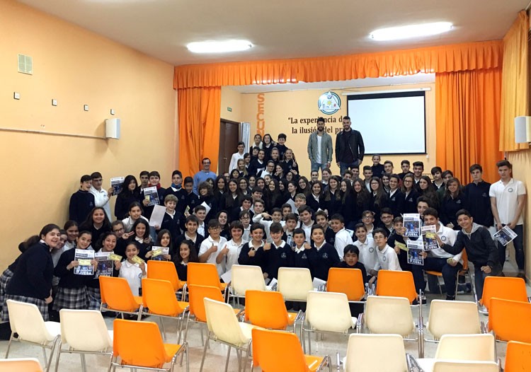 Visita de Rosales y Cristian a los escolares del colegio Ciudad de Linares