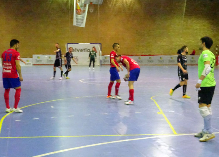 El Atlético Mengíbar cae ante el Naturpellet Segovia y se despide de sus aspiraciones al playoff