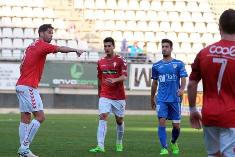 El Real Murcia doblega al Linares Deportivo