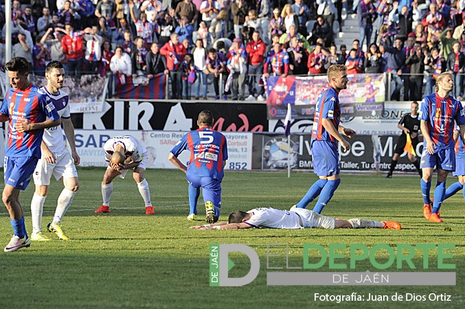 La UD Extremadura achucha al Real Jaén a la Tercera División