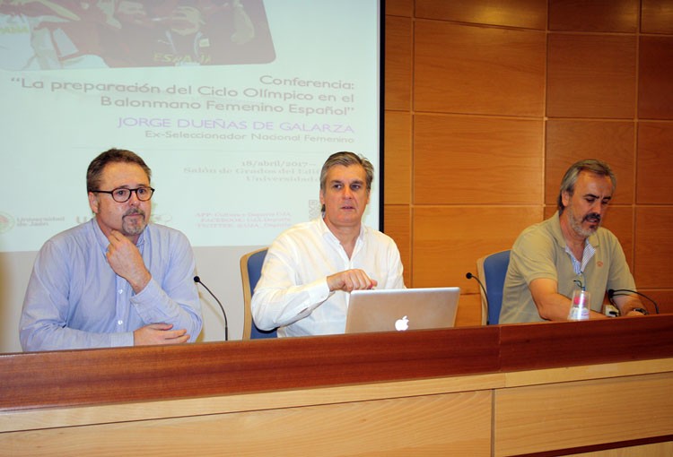 El ex seleccionador nacional de balonmano femenino, Jorge Dueñas, expone en la UJA las claves de la preparación olímpica