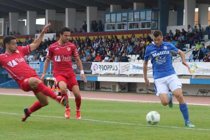 El Linares Deportivo se complica la permanencia tras perder en Melilla