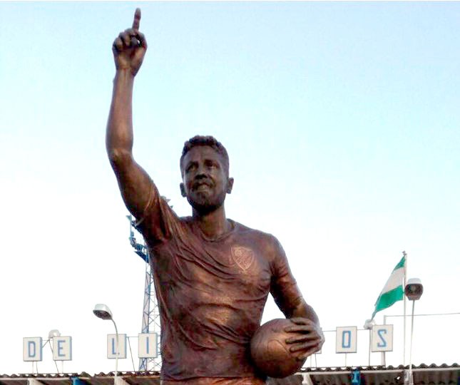 Inaugurada la estatua de Fran Carles en Linarejos