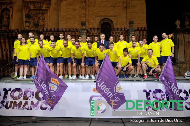 El Real Jaén presenta a su plantilla de la temporada 2017-18