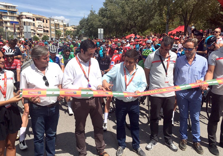 La XV etapa de La Vuelta arrancó en Alcalá la Real en medio de un gran ambiente deportivo