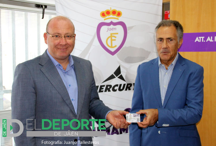El alcalde de la capital recoge su abono del Real Jaén al que muestra «apoyo y confianza»