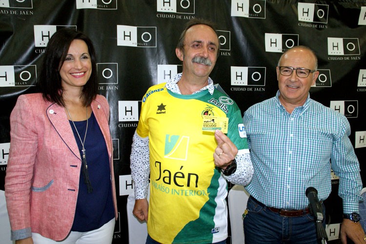 Santi Rodríguez recibe el carnet de socio de honor del Jaén FS
