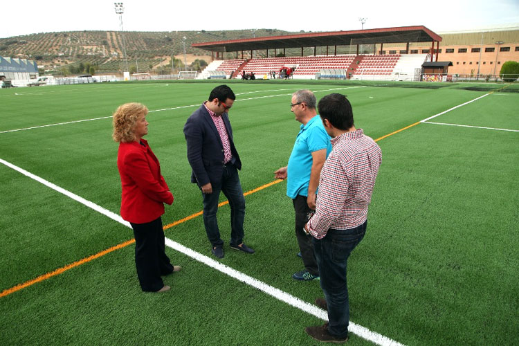 Renovado el césped artificial del campo de fútbol del polideportivo de Alcalá la Real