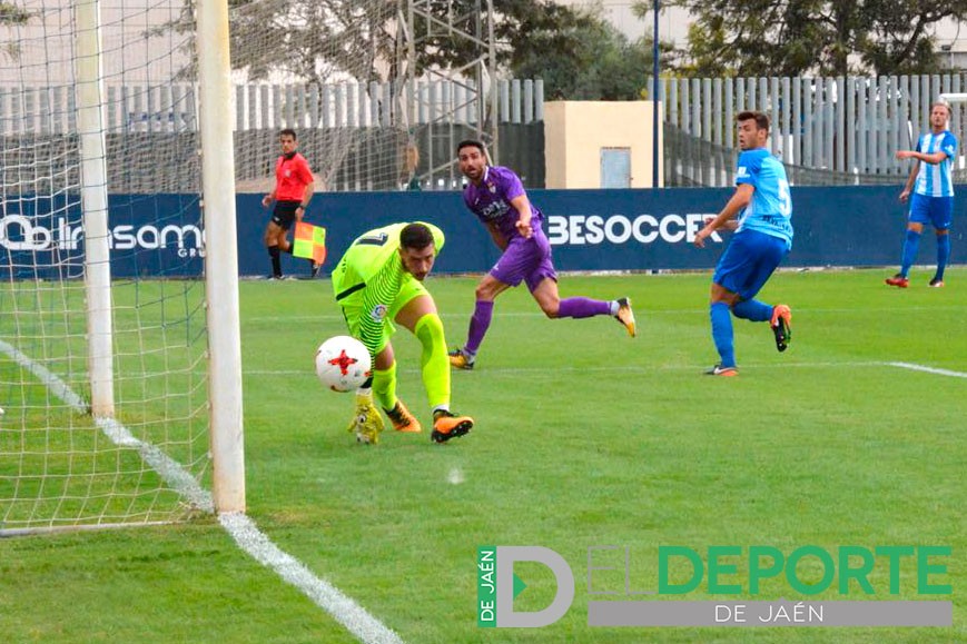 El Real Jaén aprieta pero no logra puntuar en la cancha del líder