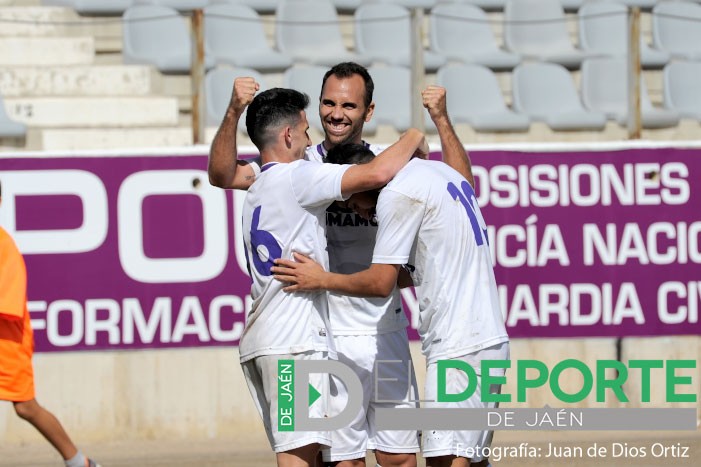 El Real Jaén reacciona con una goleada al Guadix