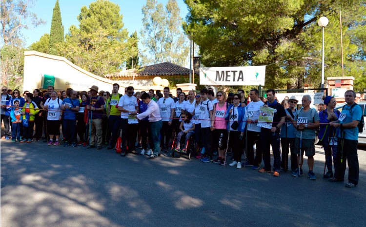 Más de 200 personas participan en la II Ruta de senderismo solidaria ‘Salud y Paz’