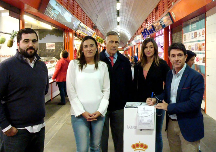 El Real Jaén informa de su ampliación de capital con unos buzones en el mercado de San Francisco