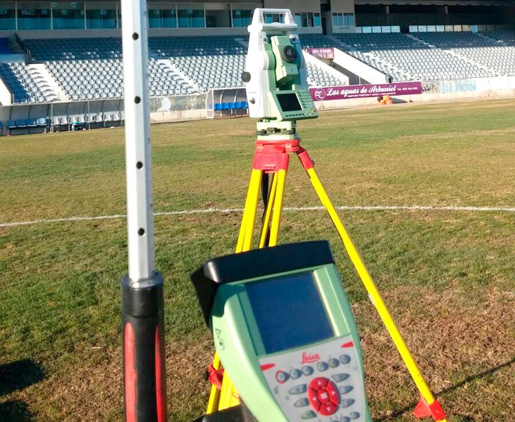 El Real Jaén intensifica las labores de recuperación del césped de La Victoria