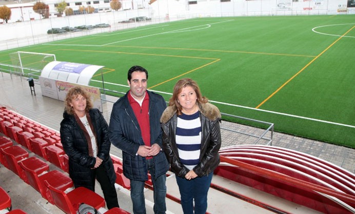 Renovado el césped del campo de fútbol de Alcalá la Real