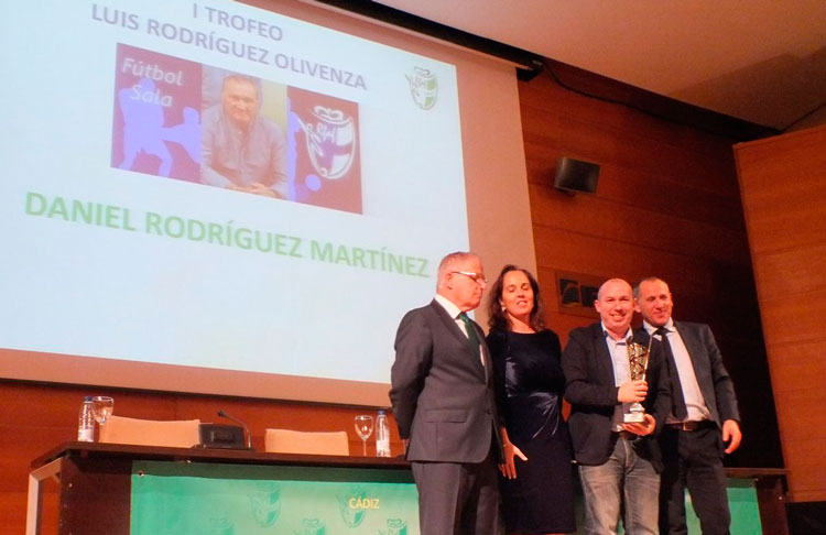 Dani Rodríguez recibe el I Trofeo Luis Rodríguez Olivenza en la Gala Anual de Entrenadores en Jaén