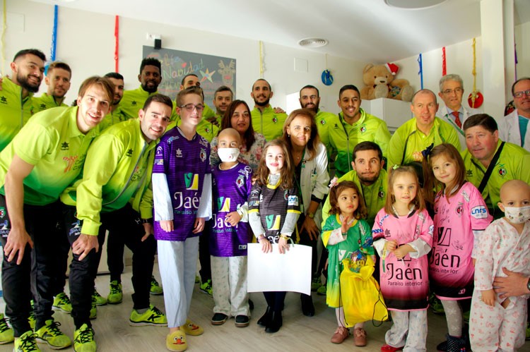 La plantilla del Jaén FS visita a los niños del Complejo Hospitalario de Jaén