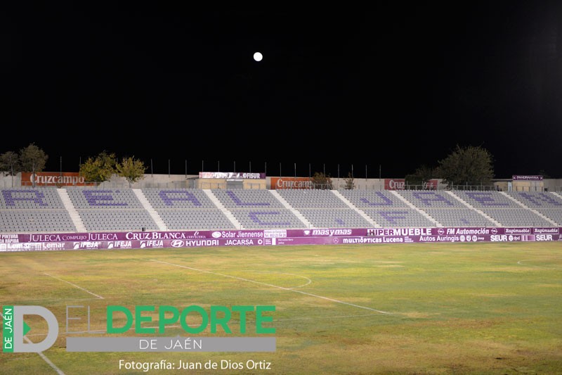 El Real Jaén continúa con los trabajos de acondicionamiento del césped de La Victoria