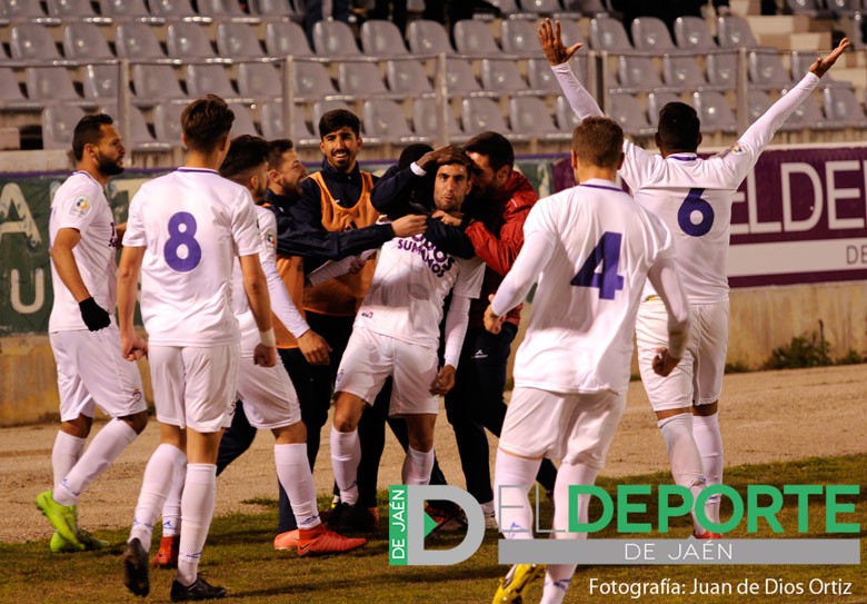 El Real Jaén se abona a la efectividad y vence al Huétor Tájar con un golazo de Mario Martos