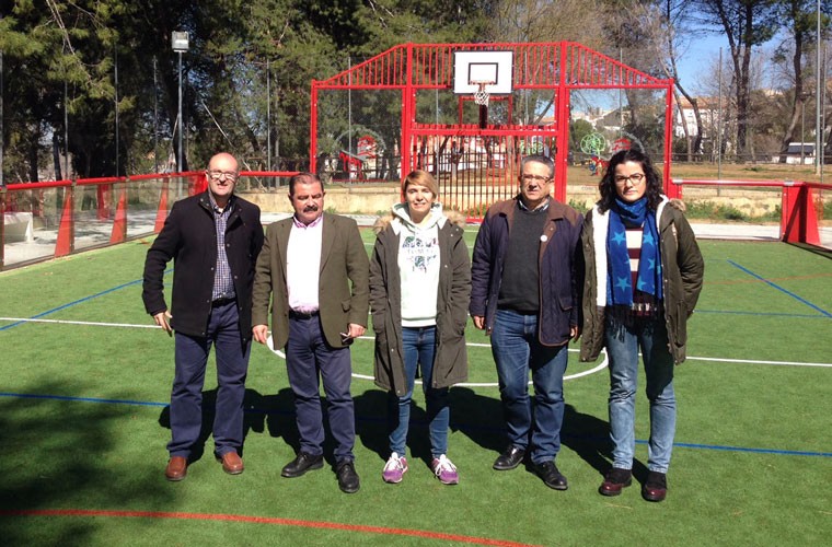 Instaladas pistas de multideporte en los parques de Las Quebradas y Las Celadas de Torredonjimeno