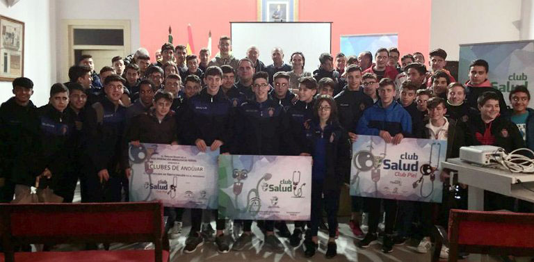 Unos sesenta jóvenes asistieron a la ponencia ‘Mejor piel, mejor futbolista’ en Andújar