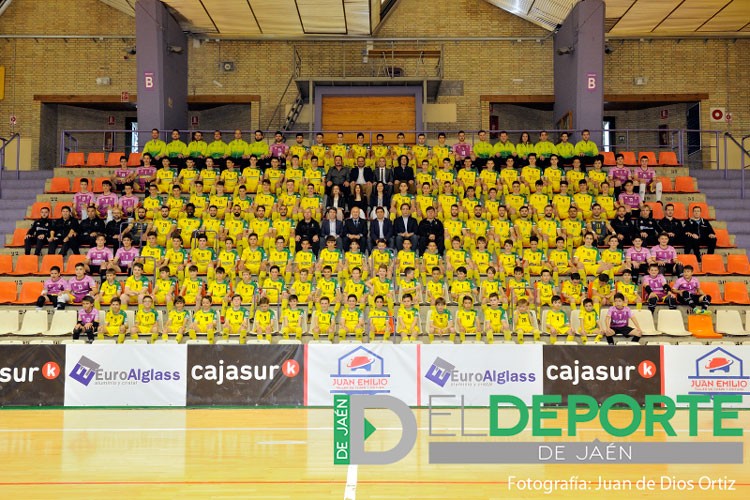 El Jaén FS realiza su foto oficial con las categorías inferiores