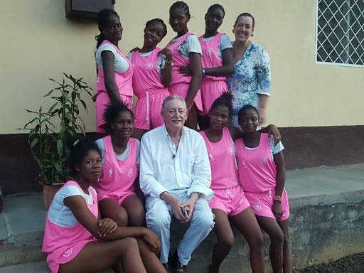 Donación de ropa deportiva de la AD Maratón Jaén a una comunidad de Camerún