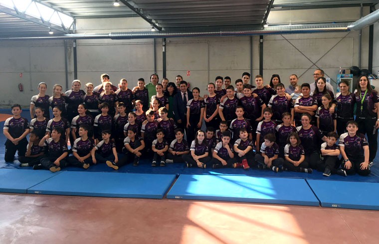 Francisco Reyes participa en la foto oficial del Club de Lucha Power de Torredelcampo