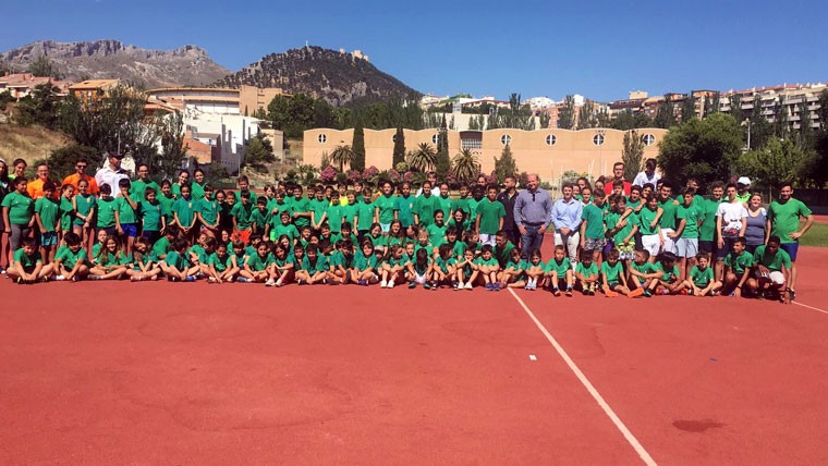 Unos 300 jóvenes disfrutan del deporte en las Escuelas Municipales de Verano de la capital