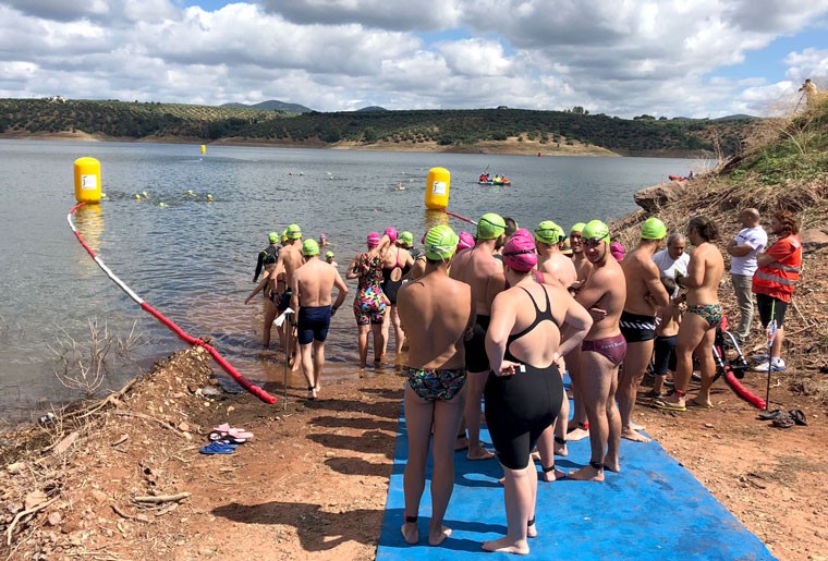 La IV Travesía a Nado Villa de Marmolejo registró la participación de ochenta nadadores