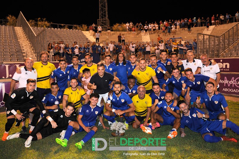 El Linares Deportivo se hace con el Trofeo El Olivo en un derbi marcado por los errores en defensa