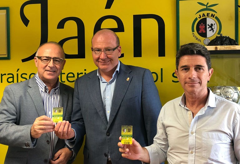 El alcalde de Jaén recoge sus carnets de fútbol y fútbol sala