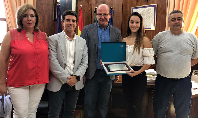 Javier Márquez recibe a la campeona de España de kickboxing, Patricia Herrera