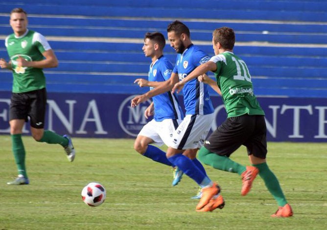 El Linares golea en casa al Huétor Vega para sumar su primera victoria