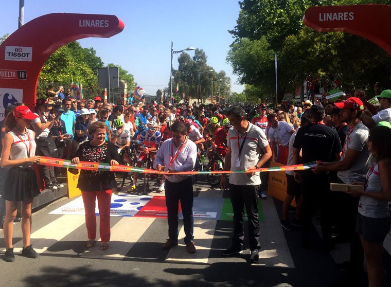 Gran respuesta de aficionados en Linares durante el comienzo de la octava etapa de La Vuelta