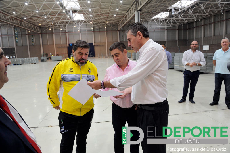 Reyes visita la instalación deportiva Ifeja con miembros del Jaén FS