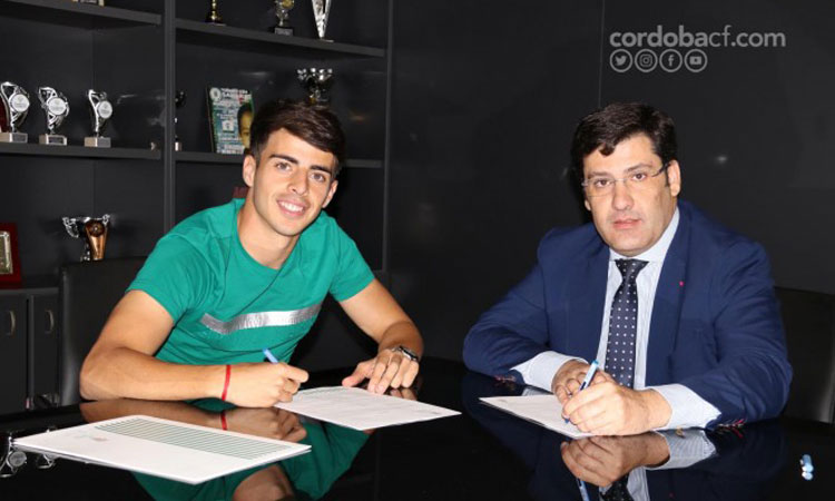 El jiennense Álvaro Aguado amplía su contrato con el Córdoba CF